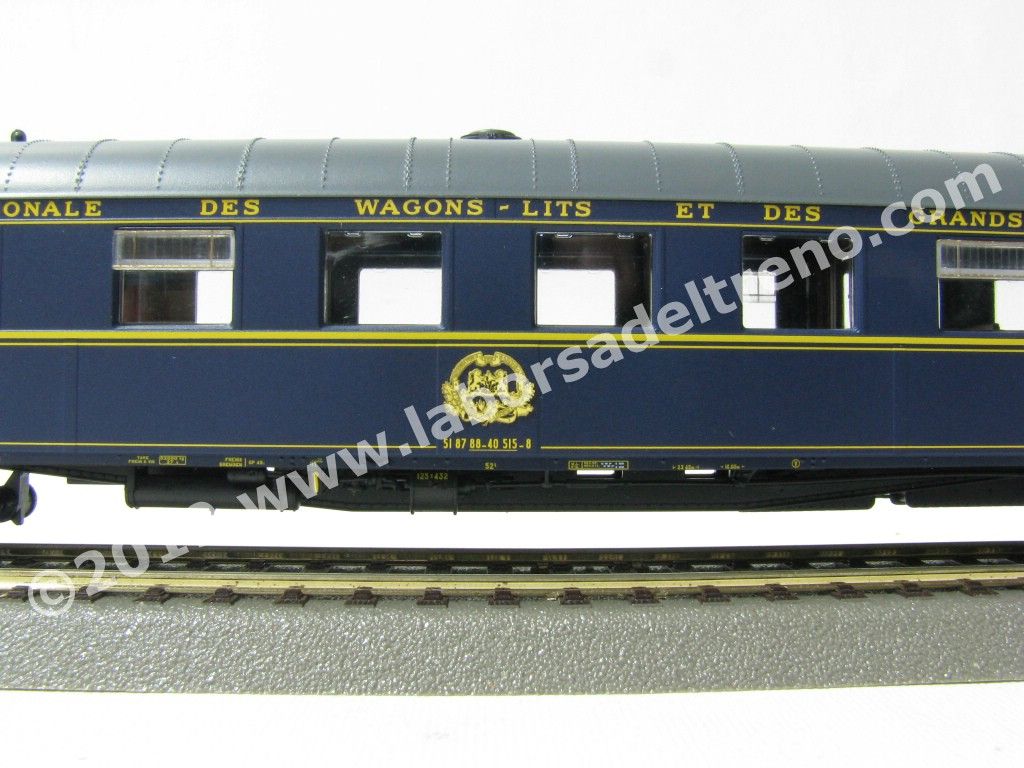 Carrozza ristorante CIWL a 56 posti, livrea blu con fregi, tetto scuro, carrelli PP, logo CIWL, marcatura UIC, ep. IV