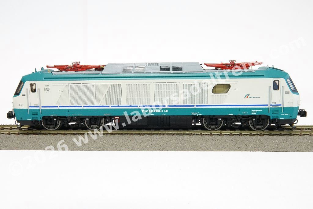 Locomotiva elettrica FS Trenitalia E 402A 031, con connettori per lateralizzazione, livrea XMPR, logo Trenitalia con baffo rosso, epoca VI