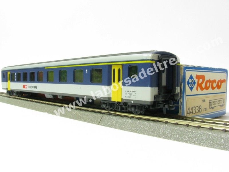 Carrozza tipo EW II mista di 1a/2a cl. SBB, livrea NPZ con porte gialle di origine, ep. V