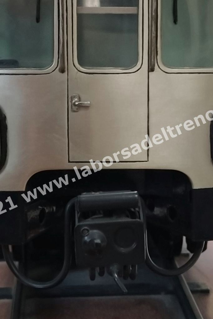Elemento di testa della Metropolitana Milanese M2, realizzazione in metallo, scala 1:20 su base in legno, ill.ne interna