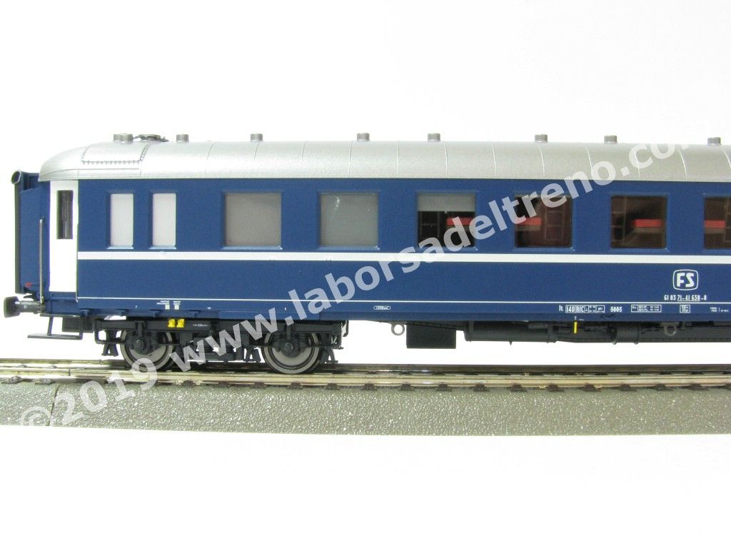 Carrozza letti tipo Ub ex CIWL delle FS, livrea TEN, logo TV, soffietti Bourrelet, ep. IV