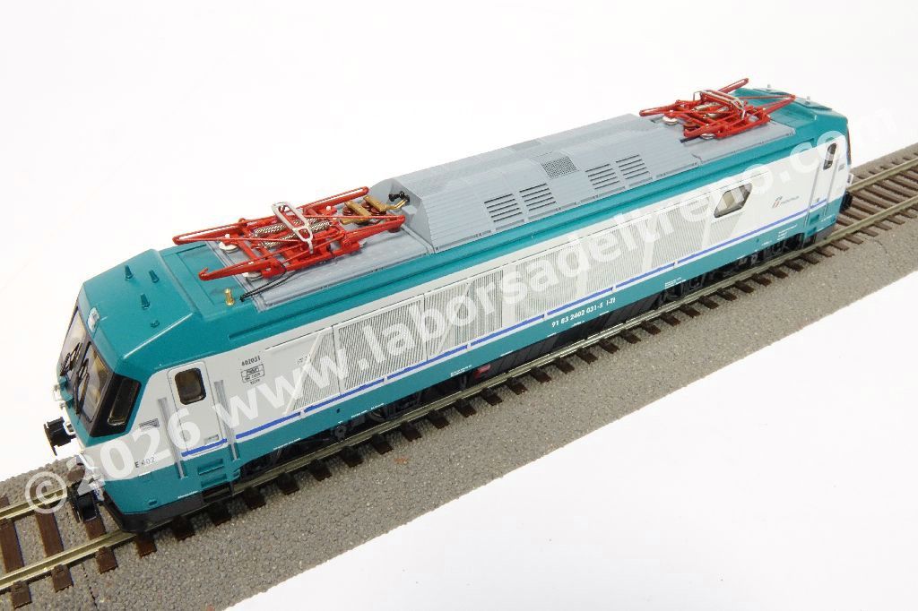 Locomotiva elettrica FS Trenitalia E 402A 031, con connettori per lateralizzazione, livrea XMPR, logo Trenitalia con baffo rosso, epoca VI
