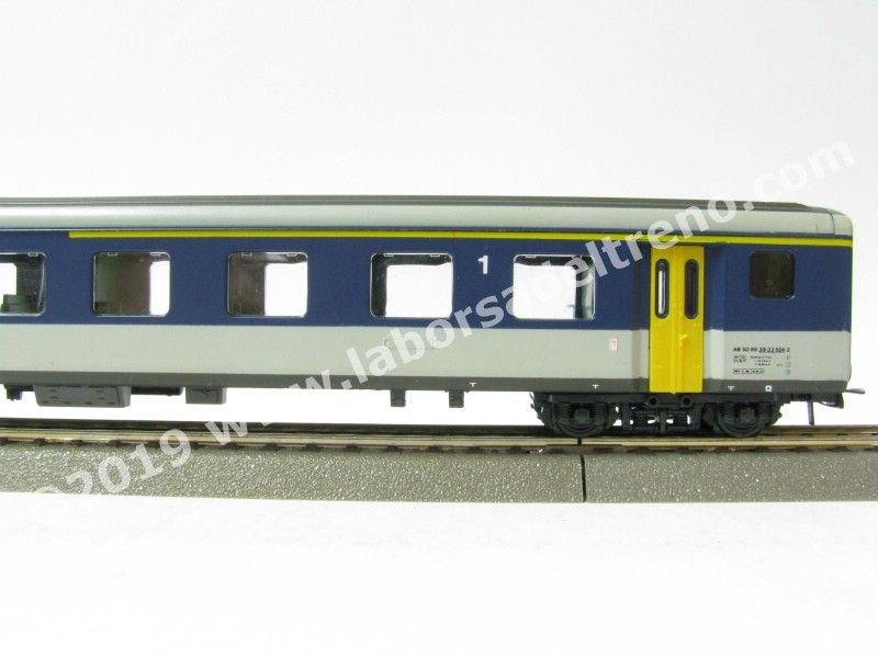 Carrozza tipo EW II mista di 1a/2a cl. SBB, livrea NPZ con porte gialle di origine, ep. V