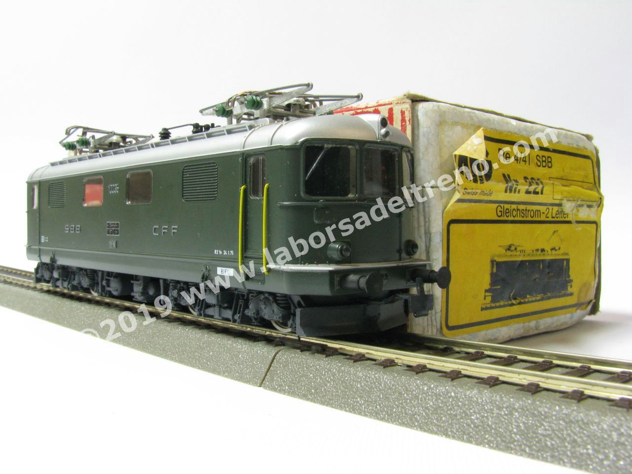 Locomotiva elettrica SBB Re 4/4 I di 2° serie con musi curvi per treni rapidi, livrea verde, epoca III/IV