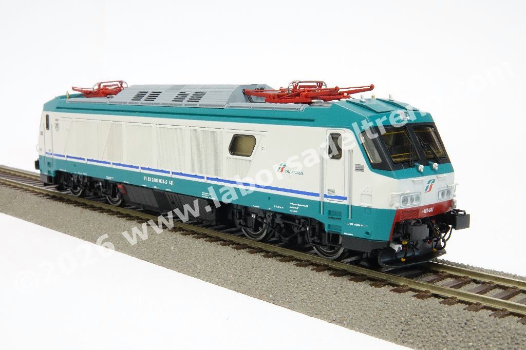 Locomotiva elettrica FS Trenitalia E 402A 031, con connettori per lateralizzazione, livrea XMPR, logo Trenitalia con baffo rosso, epoca VI