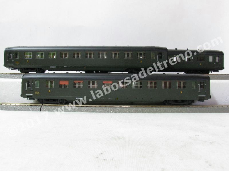 Set di 3 carrozze SNCF tipo DEV AO U46 corte di 3° classe, livrea verde 306, pittogrammi gialli con scritta SNCF, carenature lunghe, ep. III