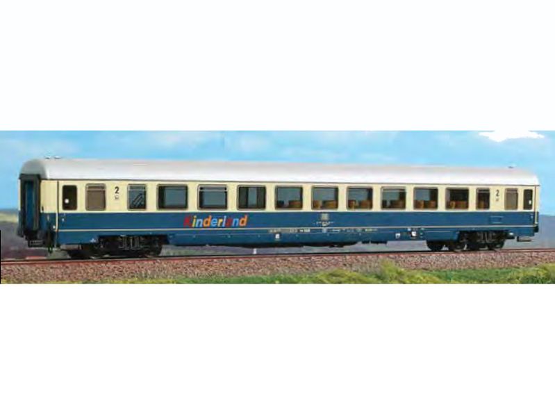 Carrozza a salone DB tipo Bpm di 2° cl. con comparto bambini, livrea blu/crema tetto argento, epoca IV/V