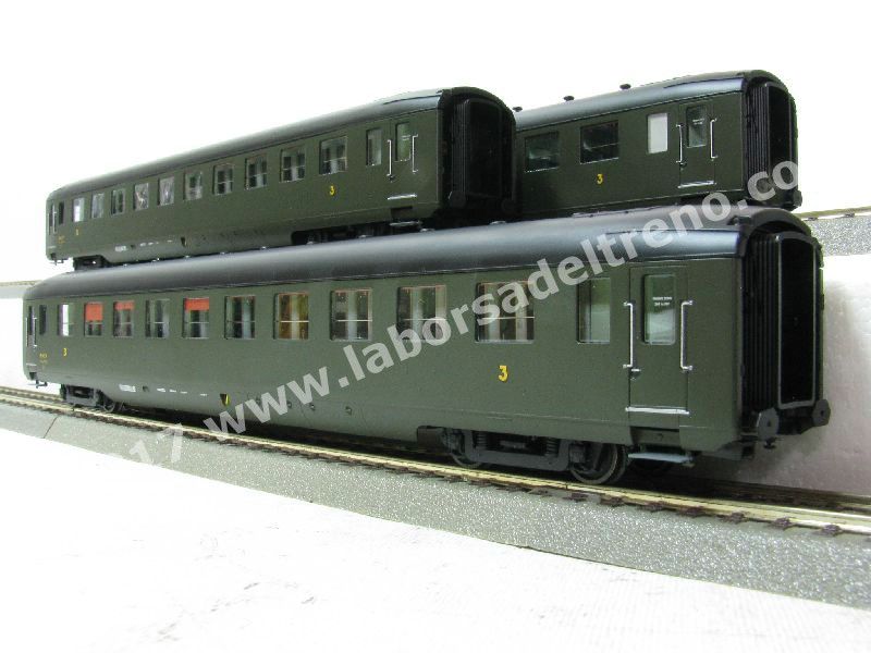 Set di 3 carrozze SNCF tipo DEV AO U46 corte di 3° classe, livrea verde 306, pittogrammi gialli con scritta SNCF, carenature lunghe, ep. III