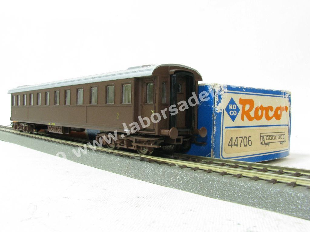 Carrozza passeggeri FS tipo 30000, 2a classe, livrea castano, epoca III