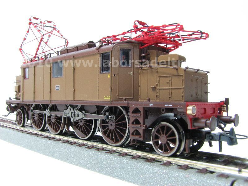 locomotiva elettrica trifase FS E 432, livrea castano/isabella, deposito Bolzano, epoca III