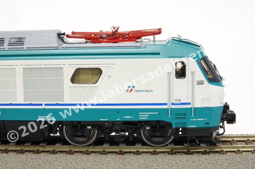Locomotiva elettrica FS Trenitalia E 402A 031, con connettori per lateralizzazione, livrea XMPR, logo Trenitalia con baffo rosso, epoca VI