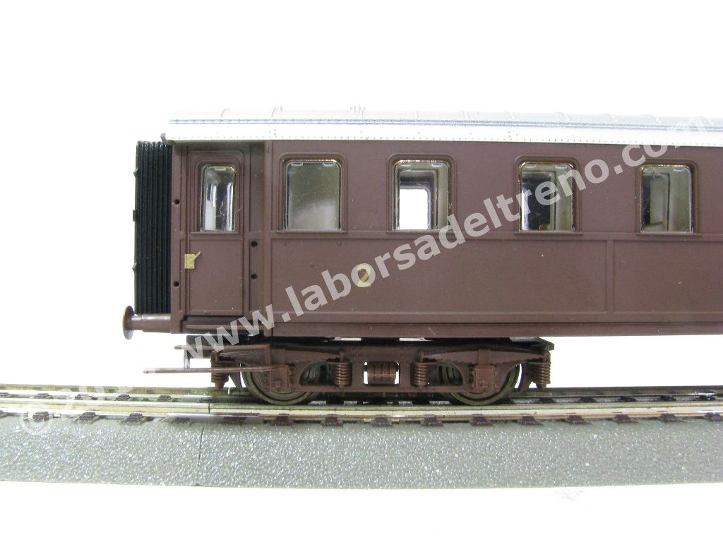 Carrozza passeggeri FS tipo 30000, 2a classe, livrea castano, epoca III
