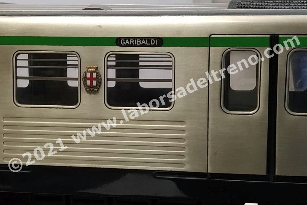 Elemento di testa della Metropolitana Milanese M2, realizzazione in metallo, scala 1:20 su base in legno, ill.ne interna
