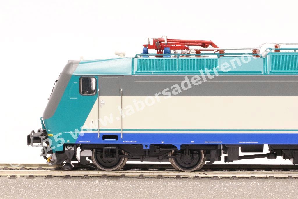 Locomotiva elettrica FS Trenitalia E 405 023, livrea XMPR, logo Trenitalia con baffo rosso, epoca VI