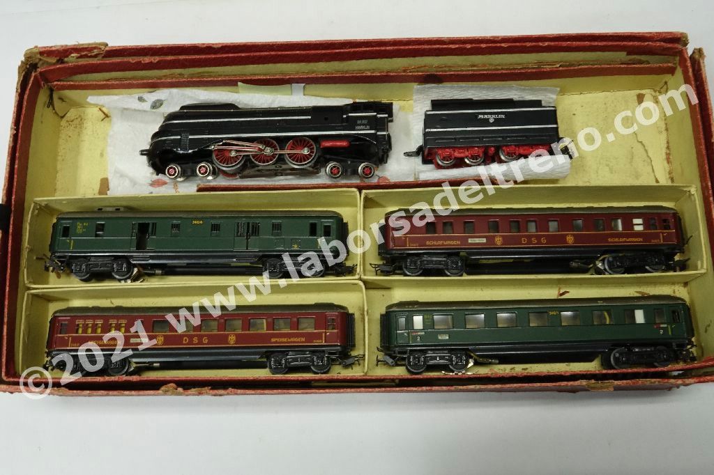 Start Set con vaporiera SK800.16, postale 346/4.2 2a cl. 346/1.2 letti DSG 346/2.2 ristorante DSG 346/3.2, tutte con pattino e illuminazione, binari, scambi, pulsantiera - costr. 1951-1953