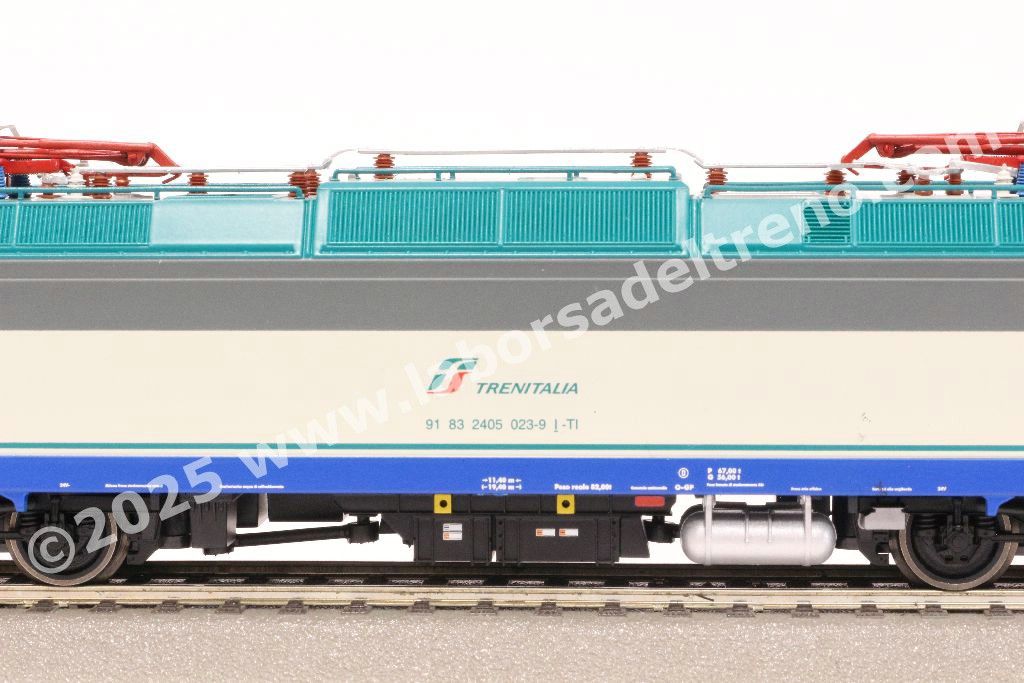 Locomotiva elettrica FS Trenitalia E 405 023, livrea XMPR, logo Trenitalia con baffo rosso, epoca VI