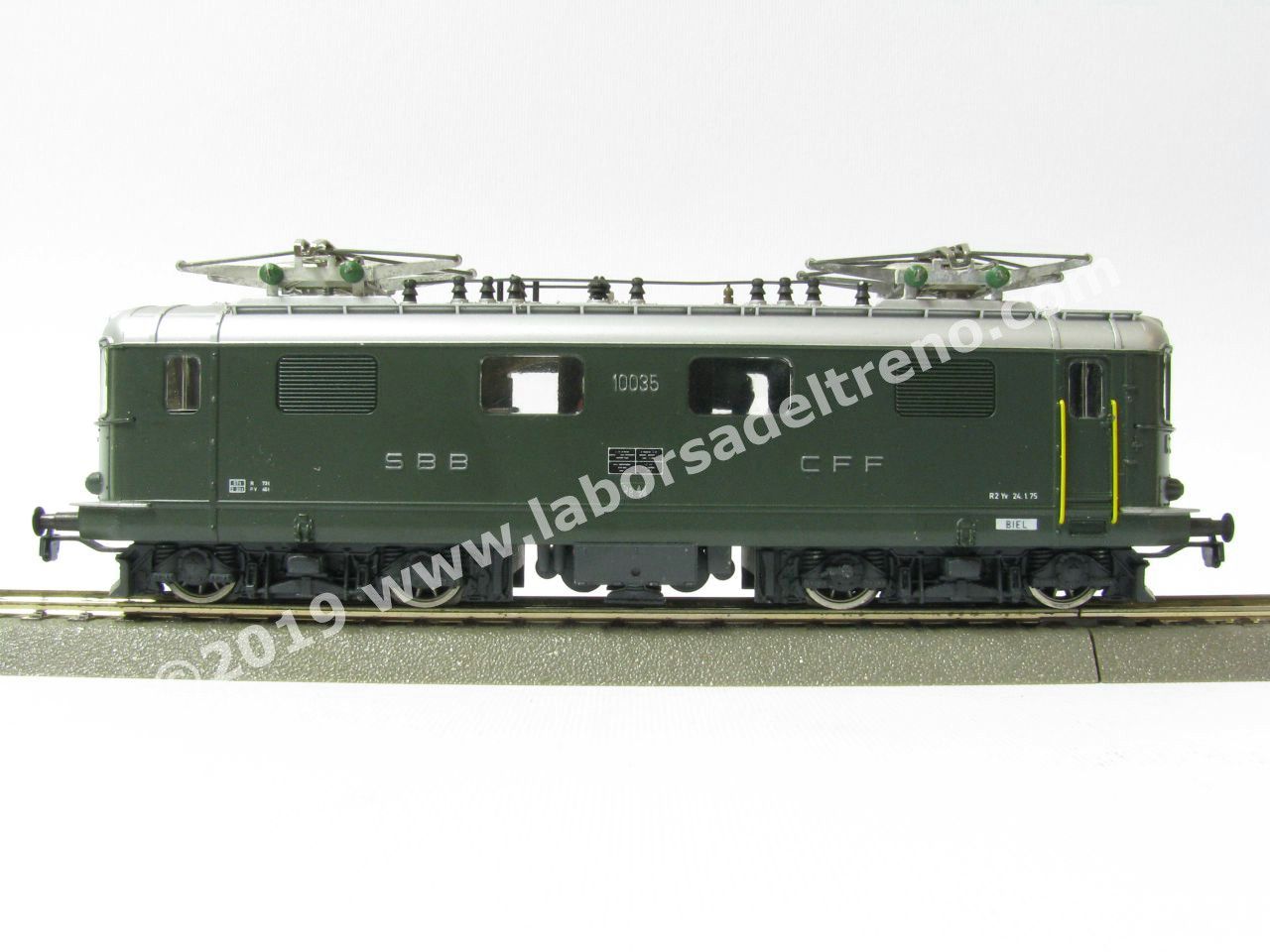Locomotiva elettrica SBB Re 4/4 I di 2° serie con musi curvi per treni rapidi, livrea verde, epoca III/IV