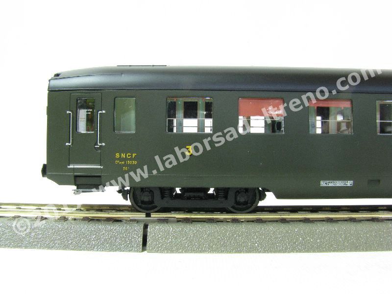 Set di 3 carrozze SNCF tipo DEV AO U46 corte di 3° classe, livrea verde 306, pittogrammi gialli con scritta SNCF, carenature lunghe, ep. III