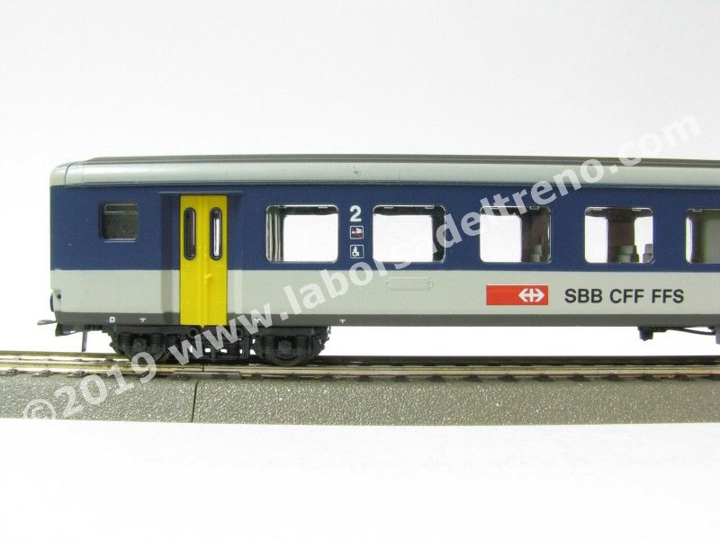 Carrozza tipo EW II mista di 1a/2a cl. SBB, livrea NPZ con porte gialle di origine, ep. V