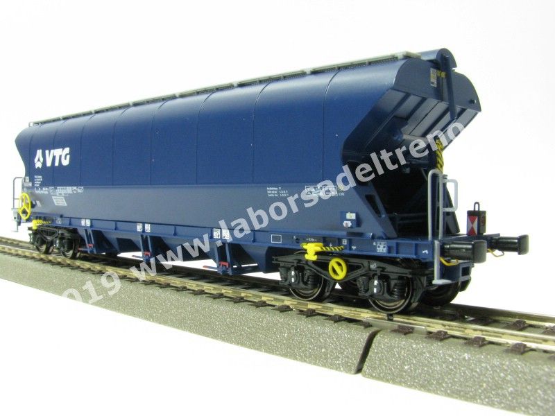 Carro merci a carrelli VTG, tipo Tagnpps 102 mc., livrea blu, con luci di coda tipo tedesco, epoca VI