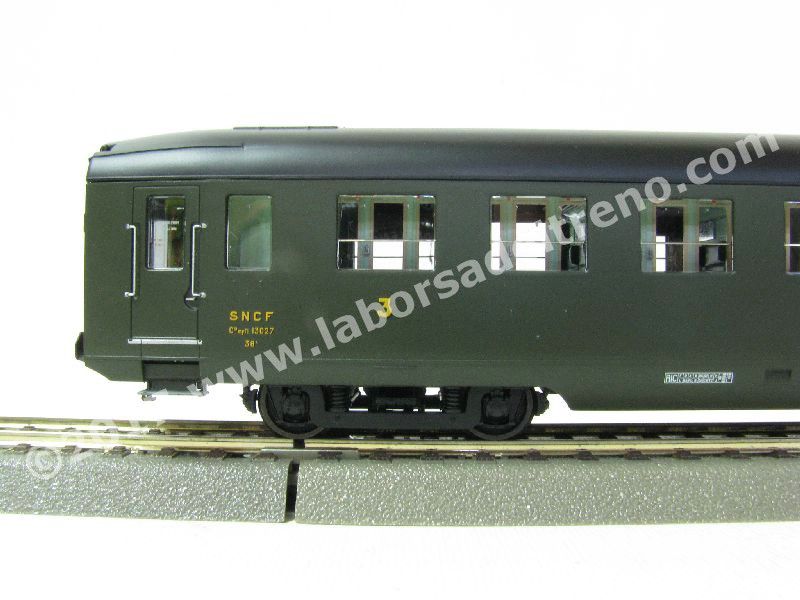 Set di 3 carrozze SNCF tipo DEV AO U46 corte di 3° classe, livrea verde 306, pittogrammi gialli con scritta SNCF, carenature lunghe, ep. III