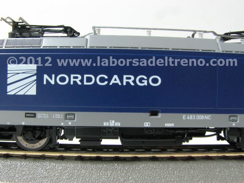 Locomotiva elettrica FNM Cargo E 483 008, livrea verde/blu, logo 'NordCargo' bianco, epoca VI