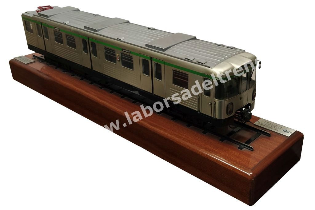 Elemento di testa della Metropolitana Milanese M2, realizzazione in metallo, scala 1:20 su base in legno, ill.ne interna