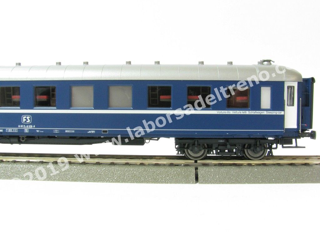 Carrozza letti tipo Ub ex CIWL delle FS, livrea TEN, logo TV, soffietti Bourrelet, ep. IV