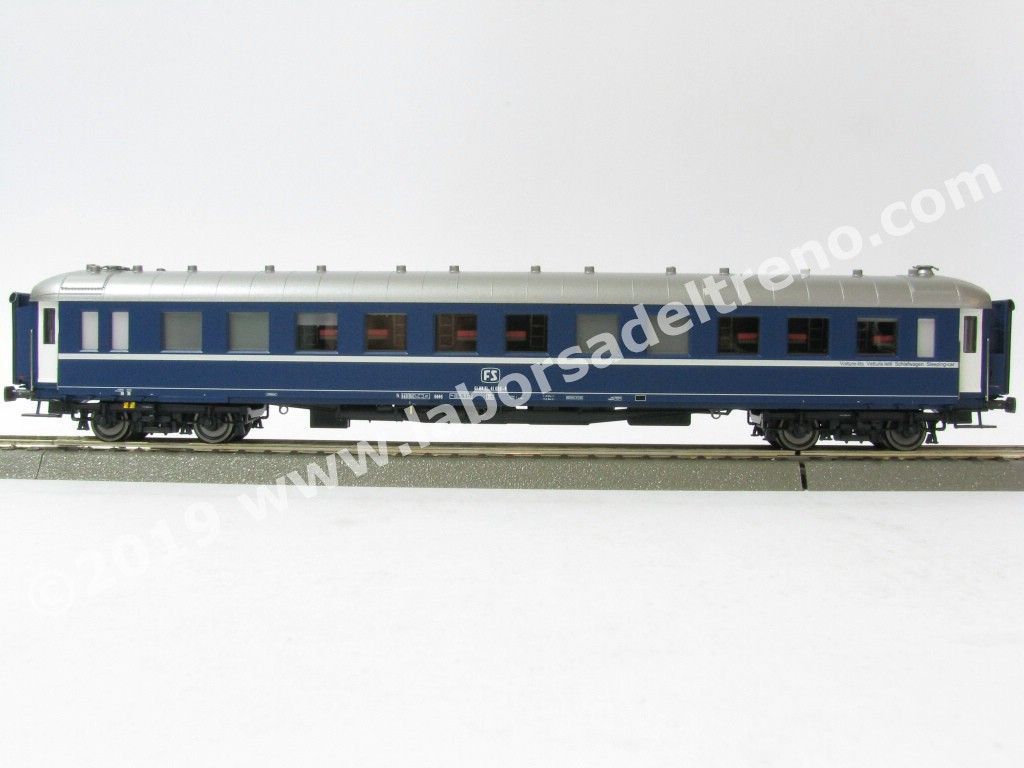 Carrozza letti tipo Ub ex CIWL delle FS, livrea TEN, logo TV, soffietti Bourrelet, ep. IV