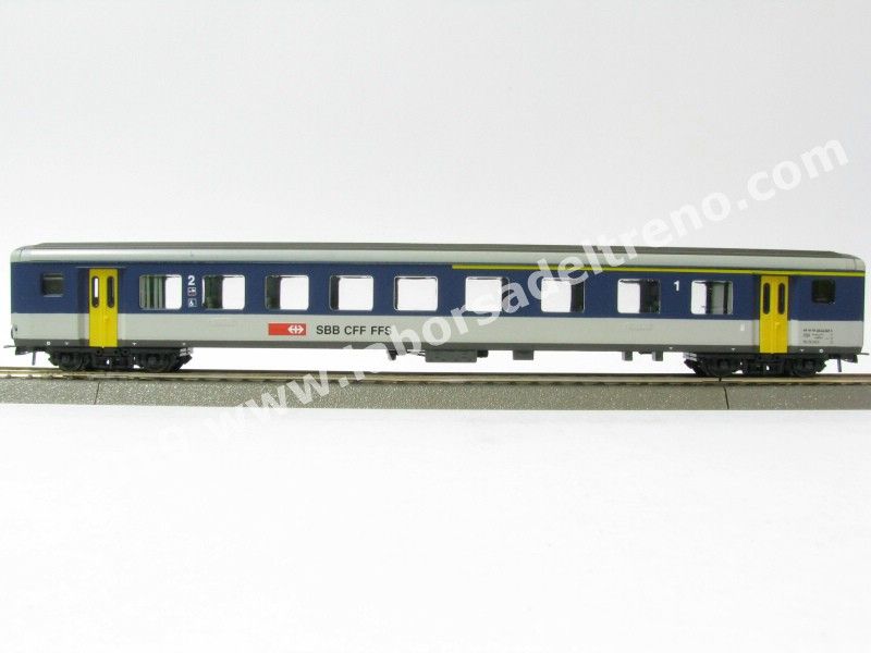 Carrozza tipo EW II mista di 1a/2a cl. SBB, livrea NPZ con porte gialle di origine, ep. V