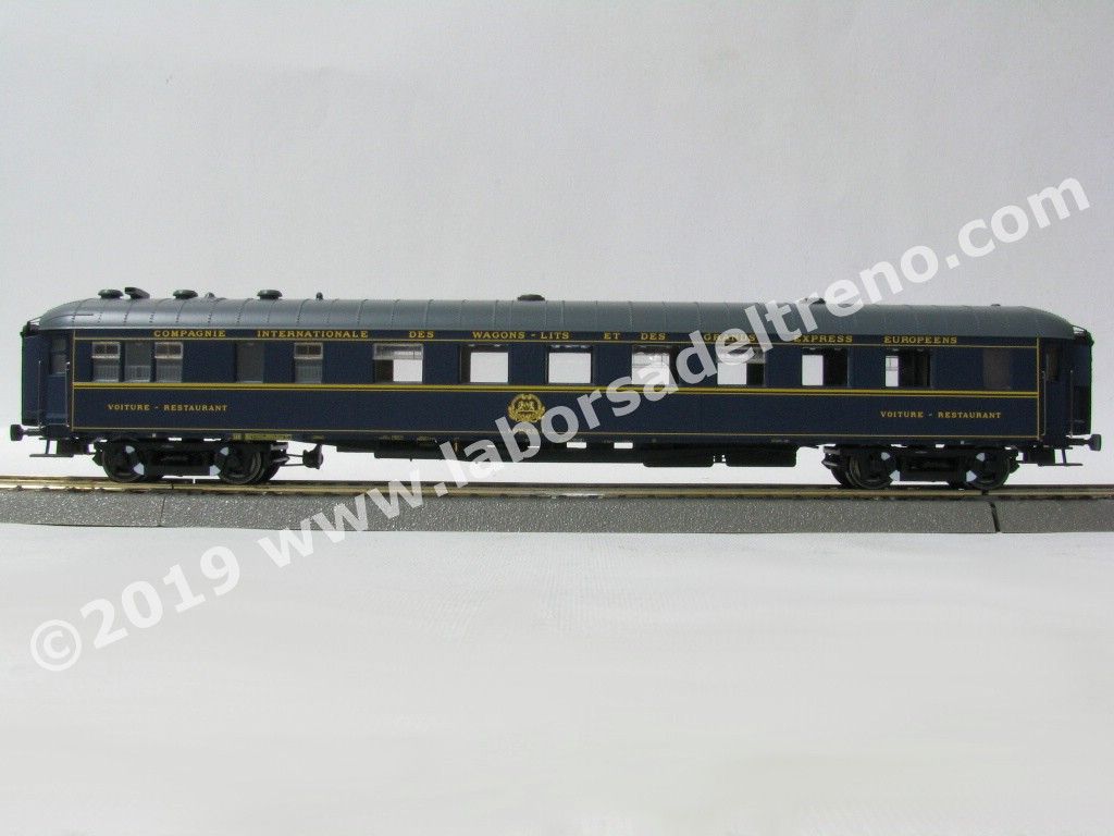 Carrozza ristorante CIWL a 56 posti, livrea blu con fregi, tetto scuro, carrelli PP, logo CIWL, marcatura UIC, ep. IV