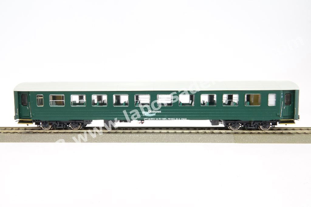 Carrozza passeggeri NSB, tipo B3-K 25665, 2a classe, 'Ofotbanen', livrea verde, epoca V