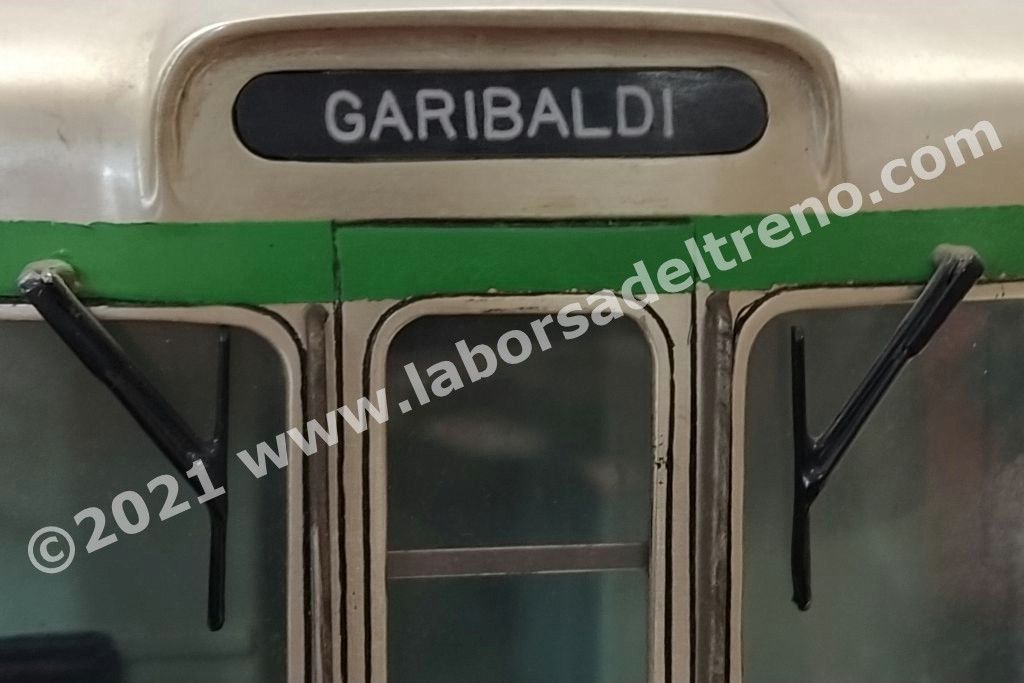 Elemento di testa della Metropolitana Milanese M2, realizzazione in metallo, scala 1:20 su base in legno, ill.ne interna