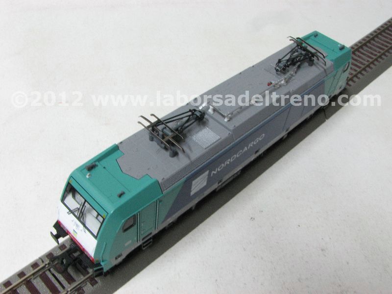 Locomotiva elettrica FNM Cargo E 483 008, livrea verde/blu, logo 'NordCargo' bianco, epoca VI