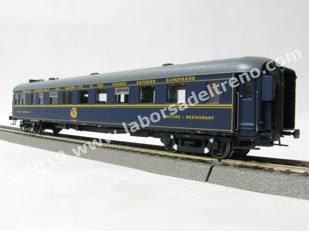 Carrozza ristorante CIWL a 56 posti, livrea blu con fregi, tetto scuro, carrelli PP, logo CIWL, marcatura UIC, ep. IV