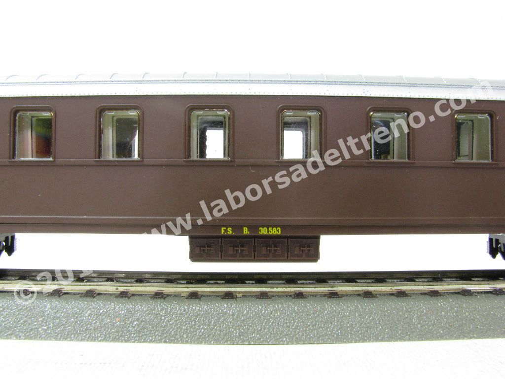Carrozza passeggeri FS tipo 30000, 2a classe, livrea castano, epoca III