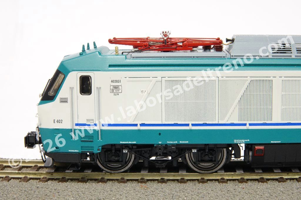 Locomotiva elettrica FS Trenitalia E 402A 031, con connettori per lateralizzazione, livrea XMPR, logo Trenitalia con baffo rosso, epoca VI
