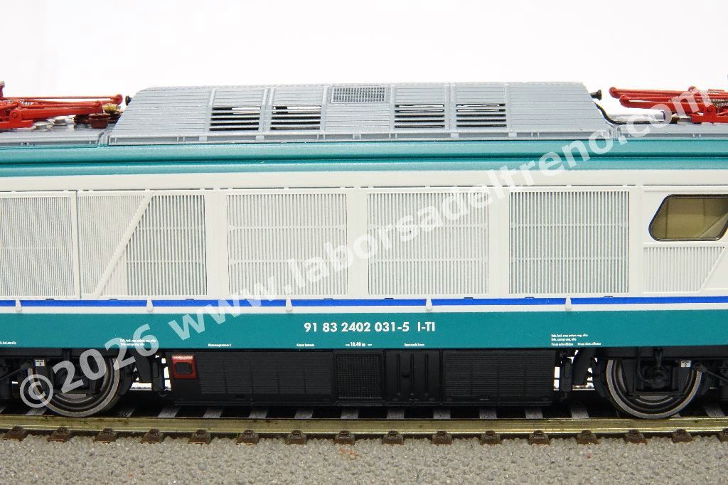 Locomotiva elettrica FS Trenitalia E 402A 031, con connettori per lateralizzazione, livrea XMPR, logo Trenitalia con baffo rosso, epoca VI