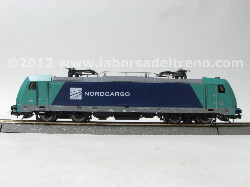 Locomotiva elettrica FNM Cargo E 483 008, livrea verde/blu, logo 'NordCargo' bianco, epoca VI