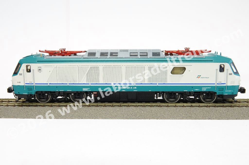 Locomotiva elettrica FS Trenitalia E 402A 031, con connettori per lateralizzazione, livrea XMPR, logo Trenitalia con baffo rosso, epoca VI