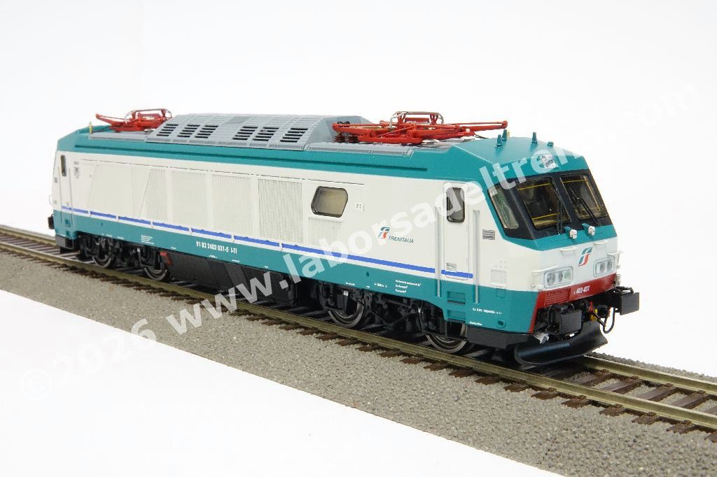 Locomotiva elettrica FS Trenitalia E 402A 031, con connettori per lateralizzazione, livrea XMPR, logo Trenitalia con baffo rosso, epoca VI