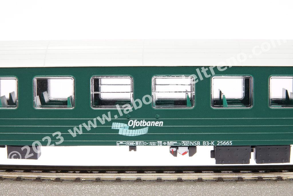 Carrozza passeggeri NSB, tipo B3-K 25665, 2a classe, 'Ofotbanen', livrea verde, epoca V