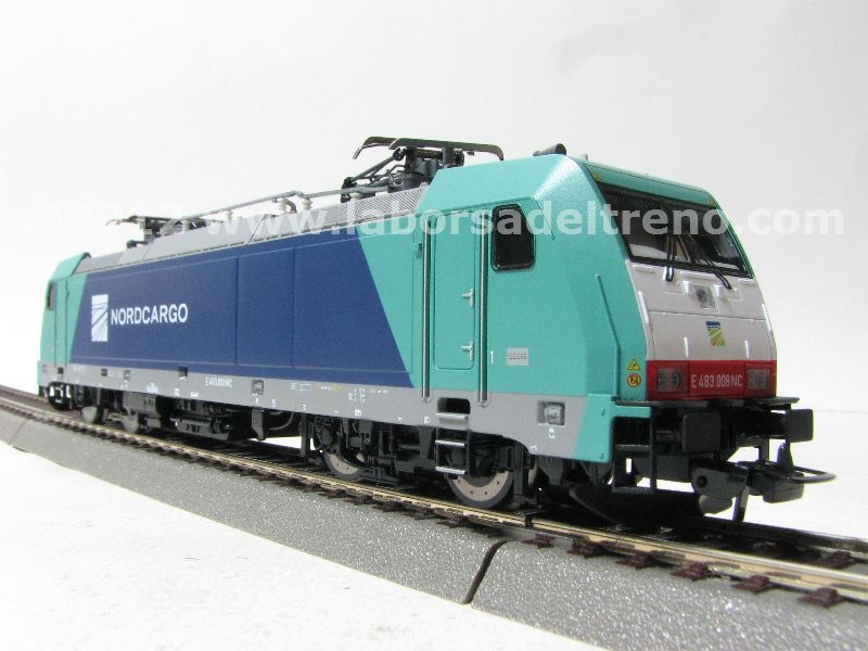 Locomotiva elettrica FNM Cargo E 483 008, livrea verde/blu, logo 'NordCargo' bianco, epoca VI