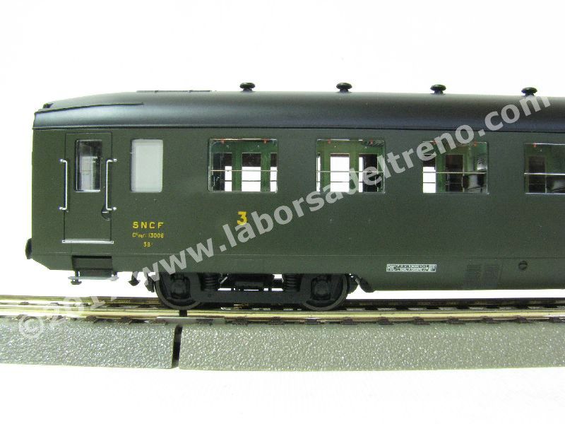 Set di 3 carrozze SNCF tipo DEV AO U46 corte di 3° classe, livrea verde 306, pittogrammi gialli con scritta SNCF, carenature lunghe, ep. III