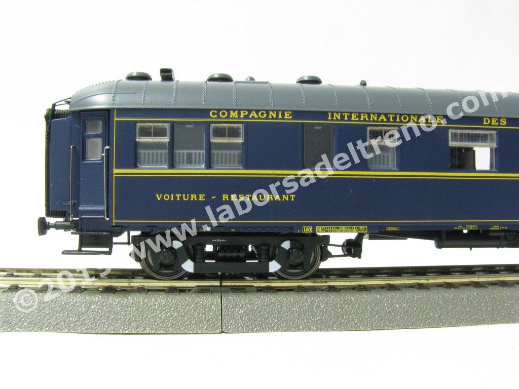 Carrozza ristorante CIWL a 56 posti, livrea blu con fregi, tetto scuro, carrelli PP, logo CIWL, marcatura UIC, ep. IV
