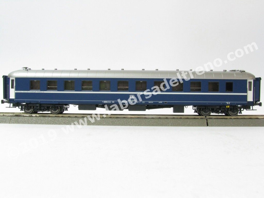 Carrozza letti tipo Ub ex CIWL delle FS, livrea TEN, logo TV, soffietti Bourrelet, ep. IV