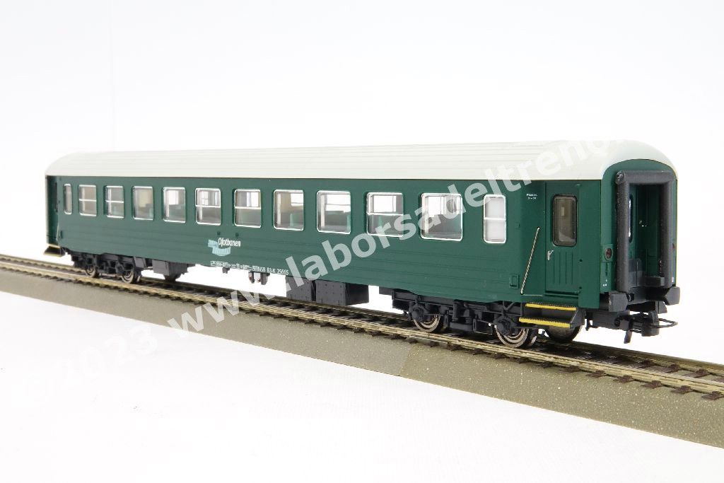 Carrozza passeggeri NSB, tipo B3-K 25665, 2a classe, 'Ofotbanen', livrea verde, epoca V