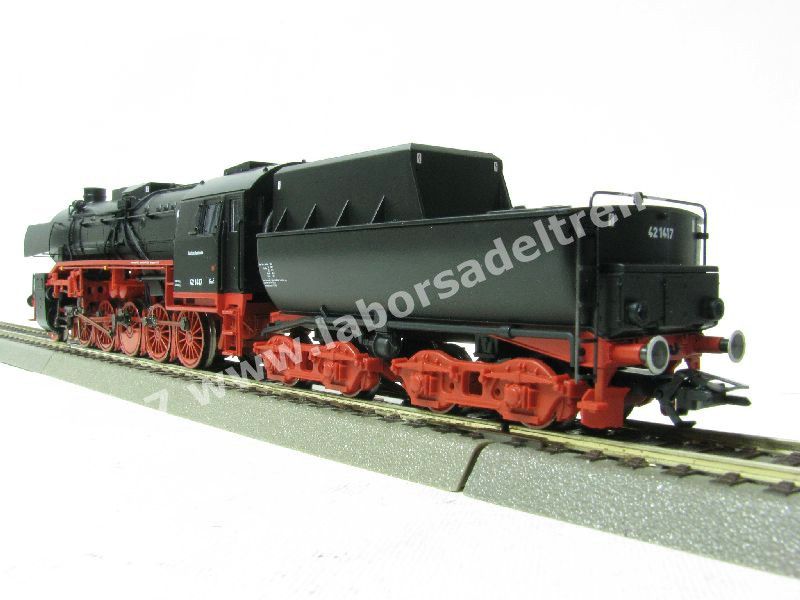 Locomotiva a vapore DB Br 42 con tender a vasca, fanali moderni montati sul blocco cilindri, epoca III - MFX Digital Sound